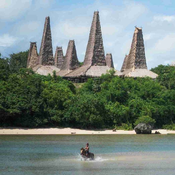 De hoge puntdaken van Ratenggaro, Indonesië