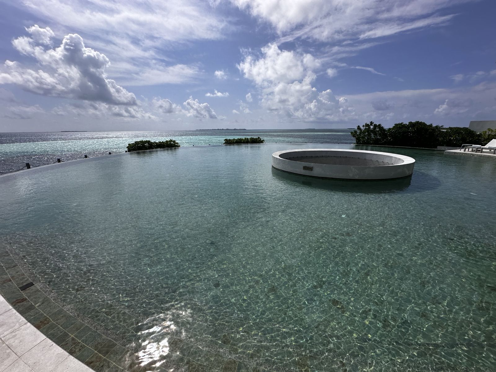 Infinityzwembad bij The Point in Six Senses Kanuhura, met zicht op zee