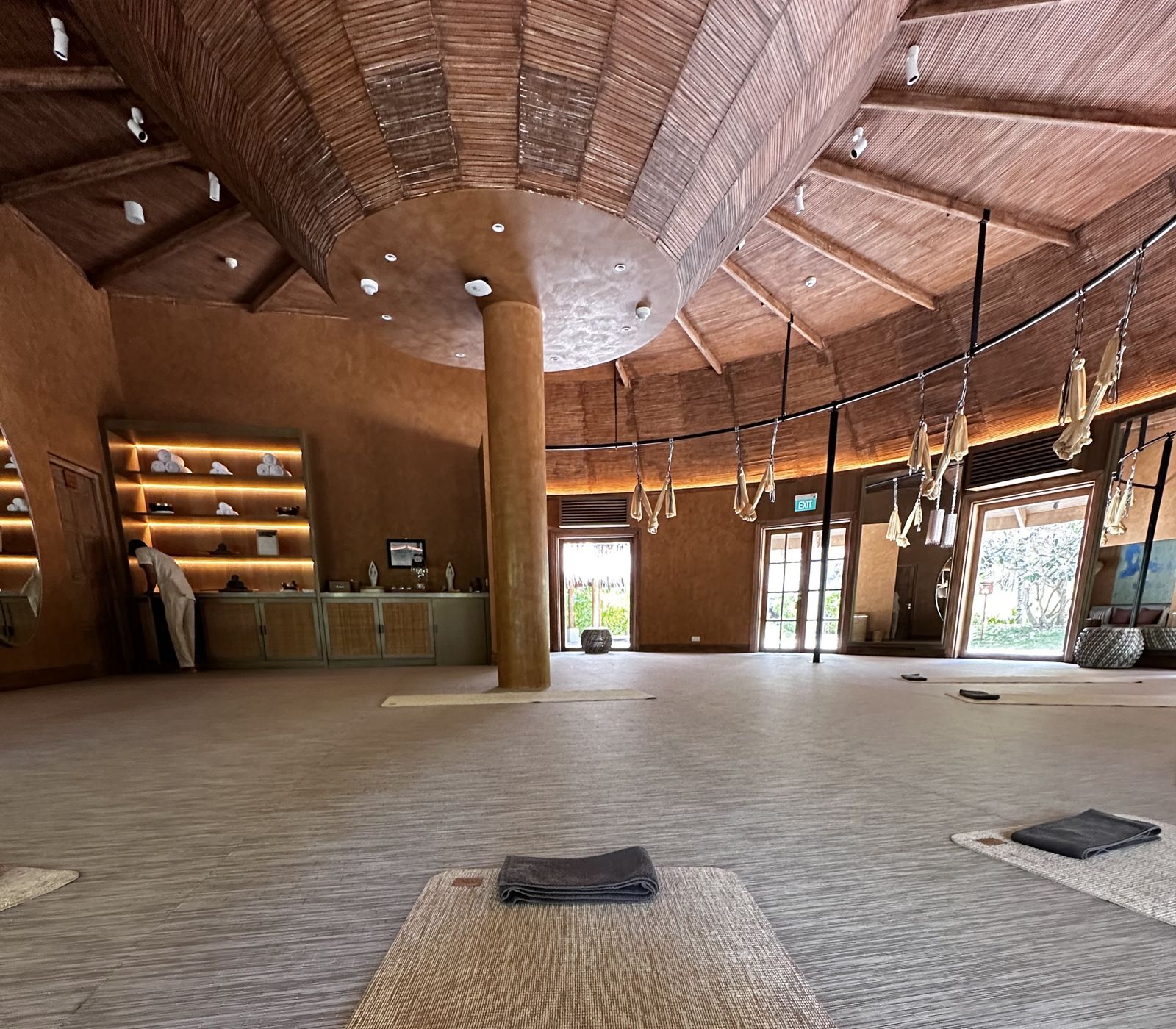 De ronde yogastudio met houten koepelplafond in Six Senses Kanuhura