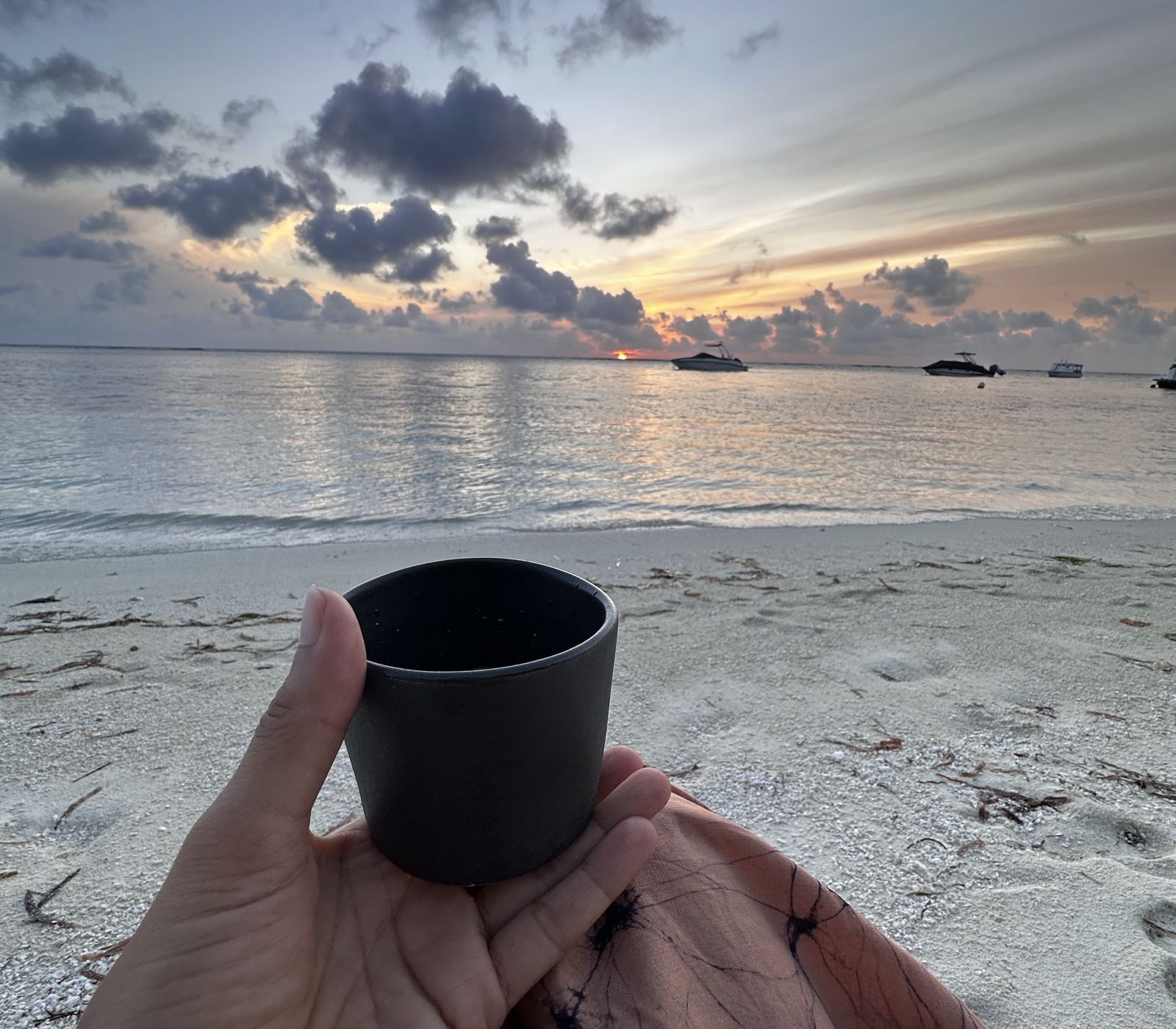 Koffie bij zonsopgang op het strand van Six Senses Kanuhura